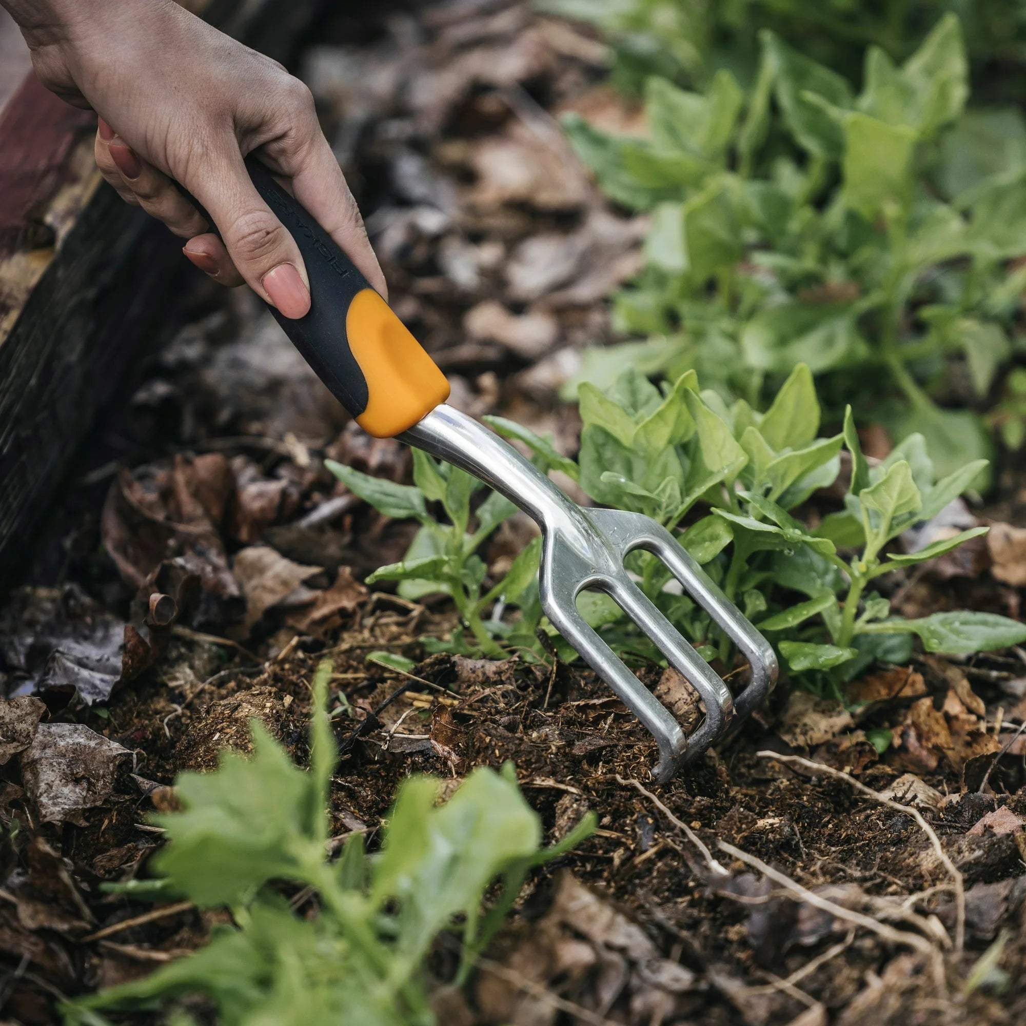 Fiskars Ergo Cultivator Garden Tool with Aluminum Head and Ergonomic Handle, 0.56 lbs, Orange